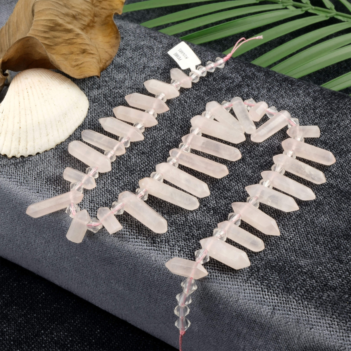 Pembe Kuvars toptan doğal taş dizi – sevgi, şefkat ve huzur enerjisini yayan taş; zarif takı tasarımlarında romantik ve pozitif etki sağlar.