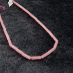 Pembe Kuvars doğal taş dizi — toptan doğal taş dizi; yumuşak pembe tonlarıyla sevgi, huzur ve kalp çakrası enerjisini güçlendiren taş.