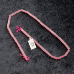 Pembe Kuvars doğal taş dizi — toptan doğal taş dizi; yumuşak pembe tonlarıyla sevgi, huzur ve kalp çakrası enerjisini güçlendiren taş.