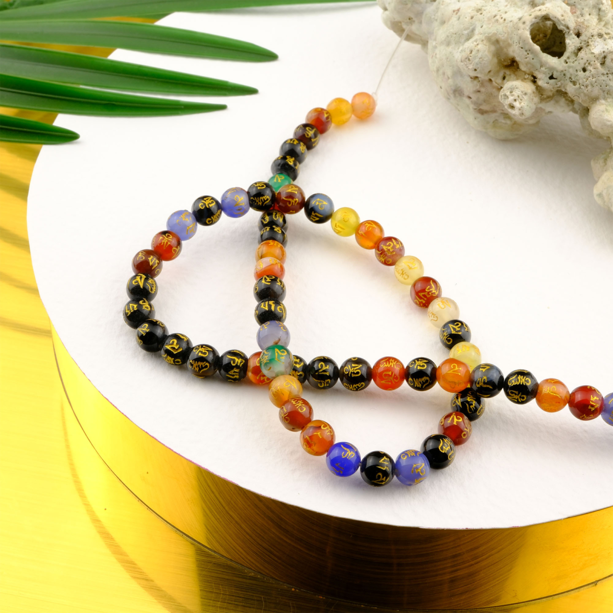 Renkli Feng Shui doğal taş dizi 6mm – enerjiyi dengeleyen, çok renkli tonlarıyla pozitif titreşim yayan, dekoratif ve takı tasarımları için uygun toptan doğal taş dizi.