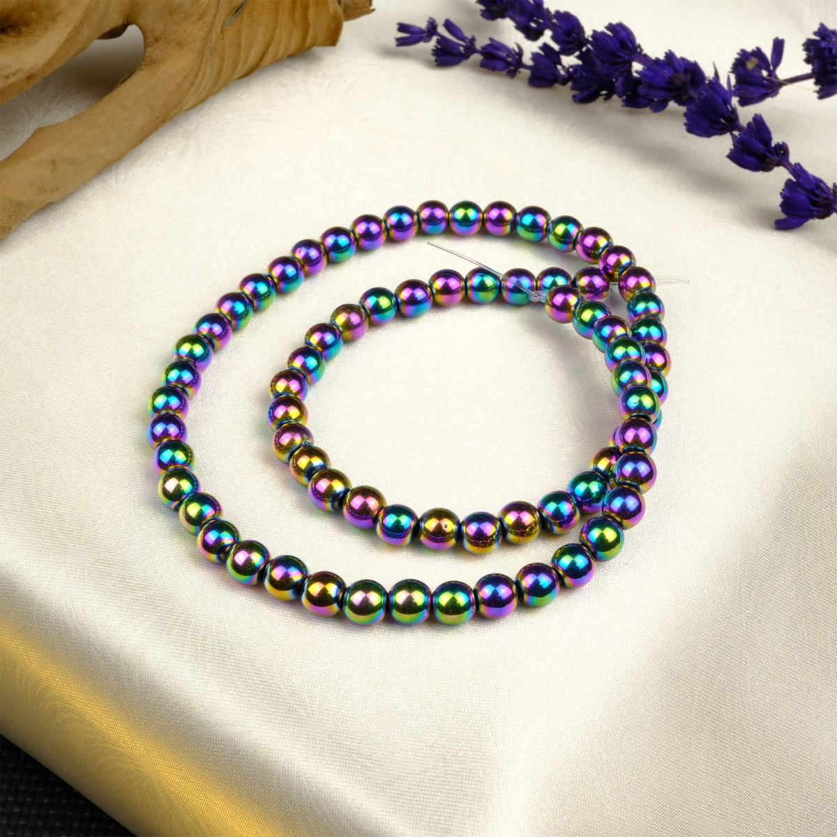 Renkli Hematit taşı, metalik parlaklığıyla enerji, canlılık ve denge sağlayan; bileklik, kolye ve tesbih tasarımlarında öne çıkan toptan doğal taş dizi.