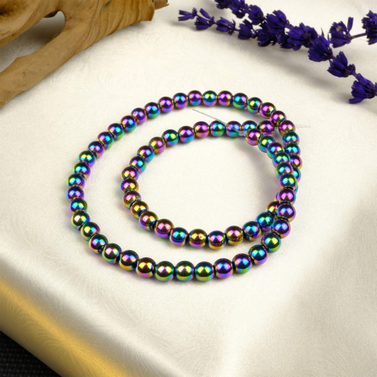 Renkli Hematit taşı, metalik parlaklığıyla enerji, canlılık ve denge sağlayan; bileklik, kolye ve tesbih tasarımlarında öne çıkan toptan doğal taş dizi.