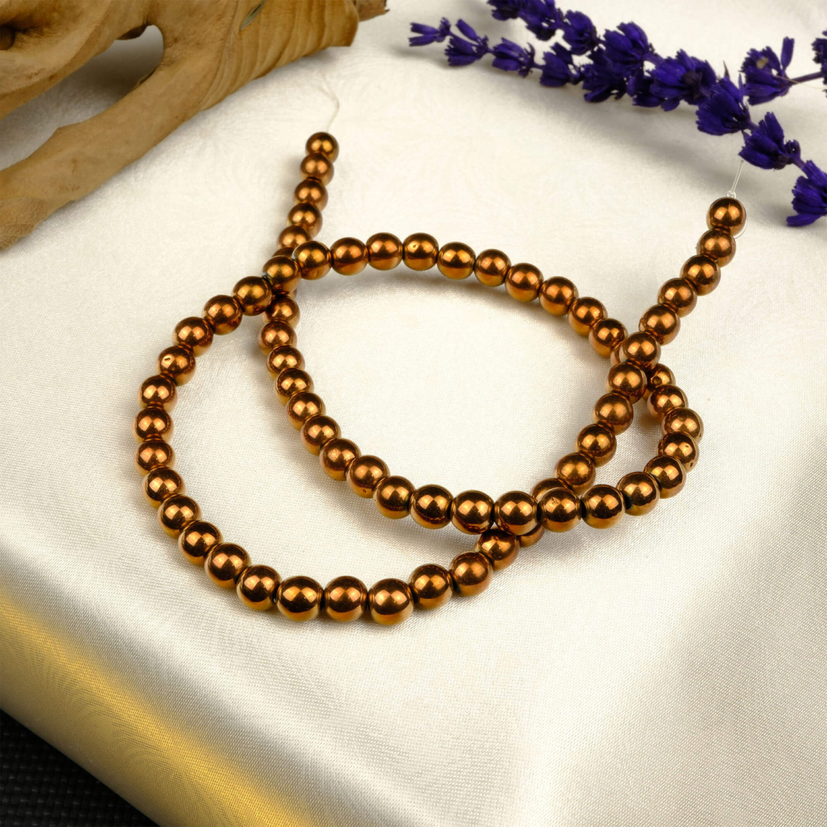 Renkli Hematit taşı, metalik parlaklığıyla enerji, canlılık ve denge sağlayan; bileklik, kolye ve tesbih tasarımlarında öne çıkan toptan doğal taş dizi.