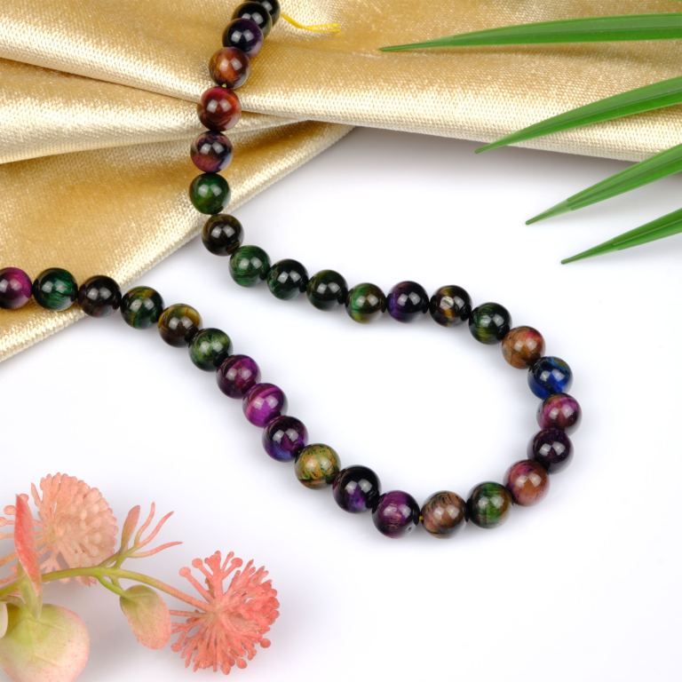 Renkli Kaplangözü doğal taş dizi 10mm – altın, mavi ve kırmızı tonların birleşimiyle güç, cesaret ve koruma enerjisini yansıtan toptan doğal taş dizi