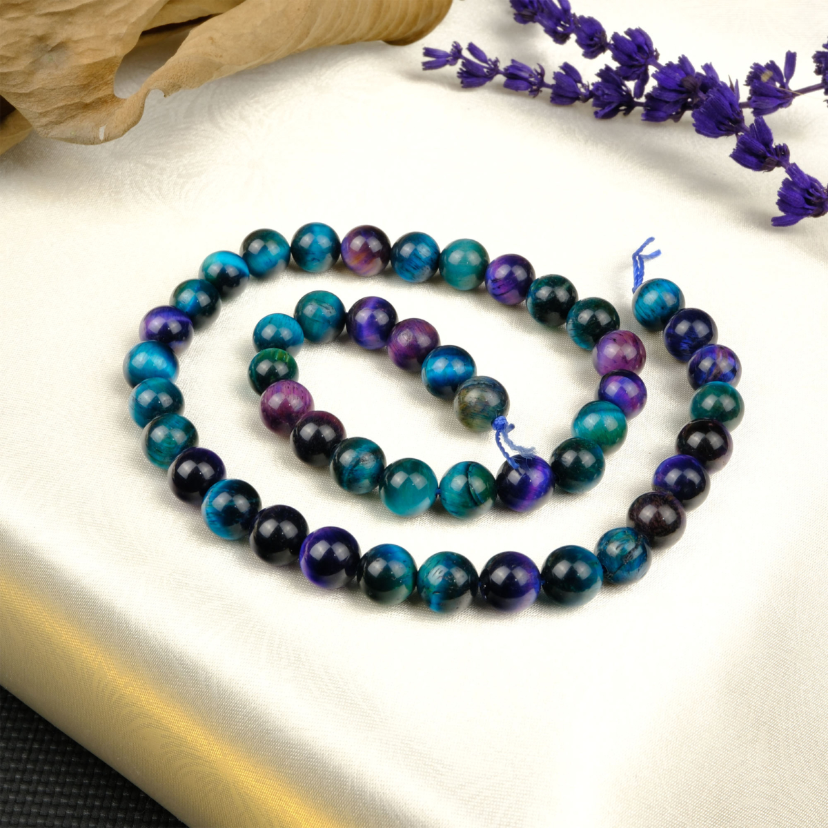 Renkli Kaplangözü doğal taş dizi 8mm – altın, mavi, kırmızı ve yeşil tonların birleşimiyle koruma, odaklanma ve cesaret enerjisi sunan toptan doğal taş dizi