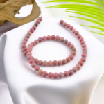 Rodonit taşı, pembe ve siyah damar desenleriyle sevgi, şefkat ve duygusal denge enerjisini yayan; takı ve enerji çalışmalarında tercih edilen toptan doğal taş dizi.