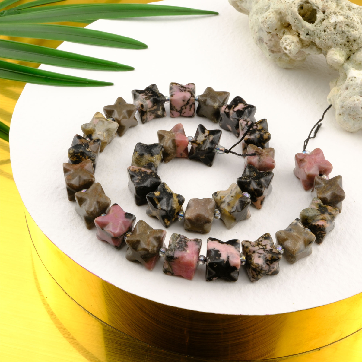 Rodonit doğal taş dizi — toptan doğal taş dizi; pembe ve siyah tonlarıyla duygusal dengeyi güçlendiren, sevgi enerjisini destekleyen taş.