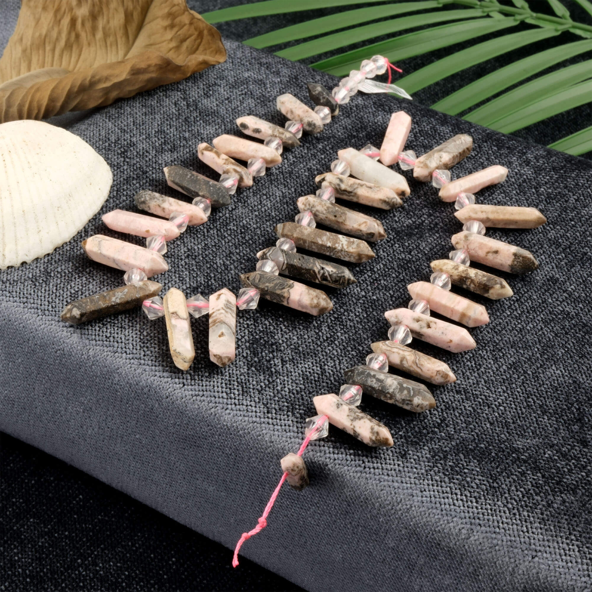 Rodonit toptan doğal taş dizi – pembe ve siyah tonlarıyla kalp çakrasını dengeleyen, sevgi ve şefkat enerjisi yayan doğal taş.