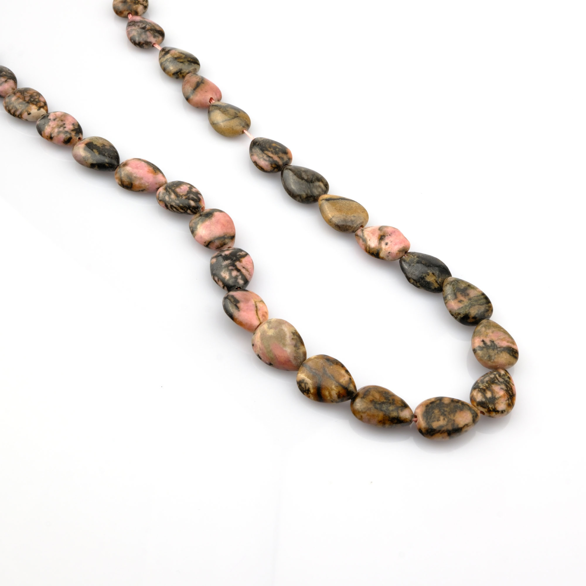 Rodonit doğal taş dizi – pembe tonları ve siyah damar desenleriyle sevgi, denge ve kalp enerjisini güçlendiren zarif bir toptan doğal taş dizi.