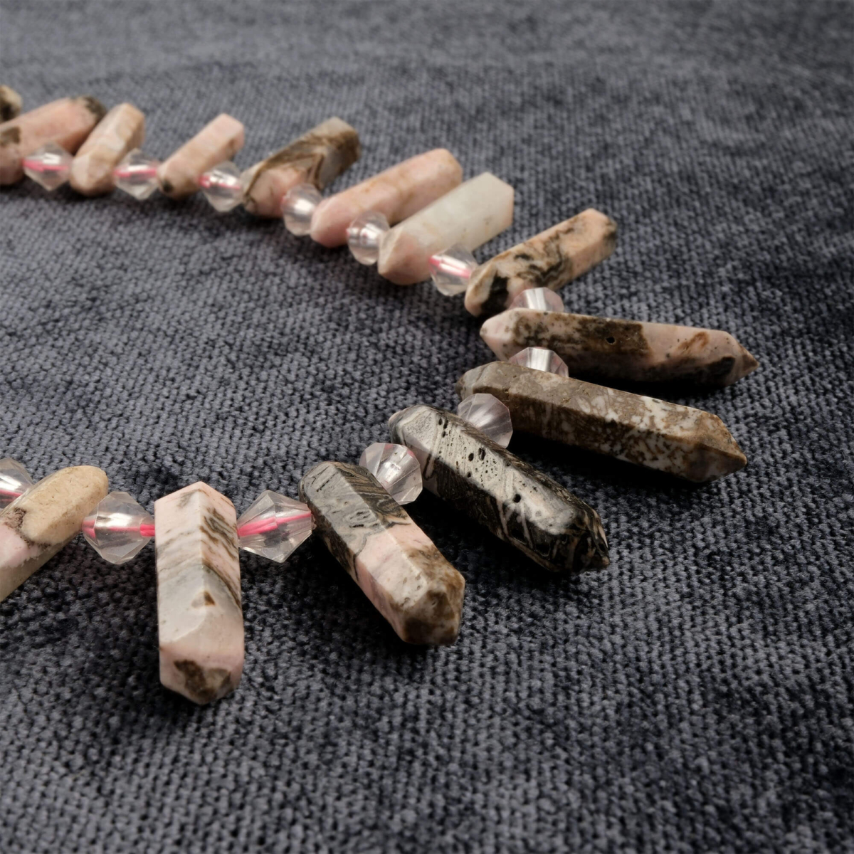 Rodonit toptan doğal taş dizi – pembe ve siyah tonlarıyla kalp çakrasını dengeleyen, sevgi ve şefkat enerjisi yayan doğal taş.