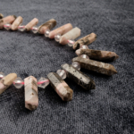 Rodonit toptan doğal taş dizi – pembe ve siyah tonlarıyla kalp çakrasını dengeleyen, sevgi ve şefkat enerjisi yayan doğal taş.