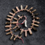 Rodonit toptan doğal taş dizi – pembe ve siyah tonlarıyla kalp çakrasını dengeleyen, sevgi ve şefkat enerjisi yayan doğal taş.