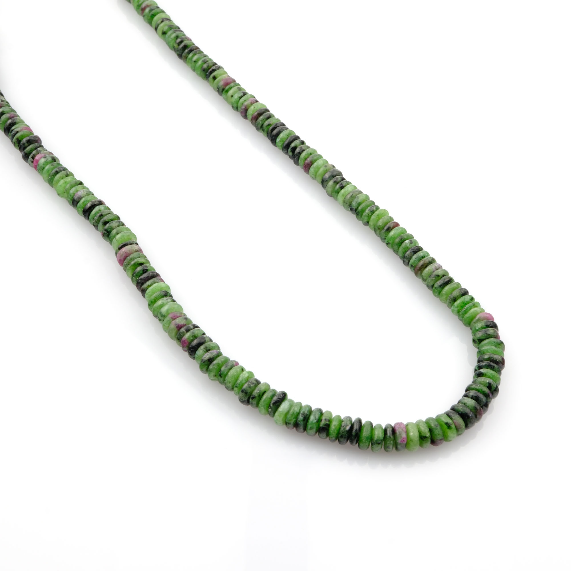 Rondel kesim Anyolit taşı, yeşil ve kırmızı tonlarının birleşimiyle canlılık, denge ve içsel güç enerjisi yayan; takı ve enerji çalışmalarında tercih edilen toptan doğal taş dizi.