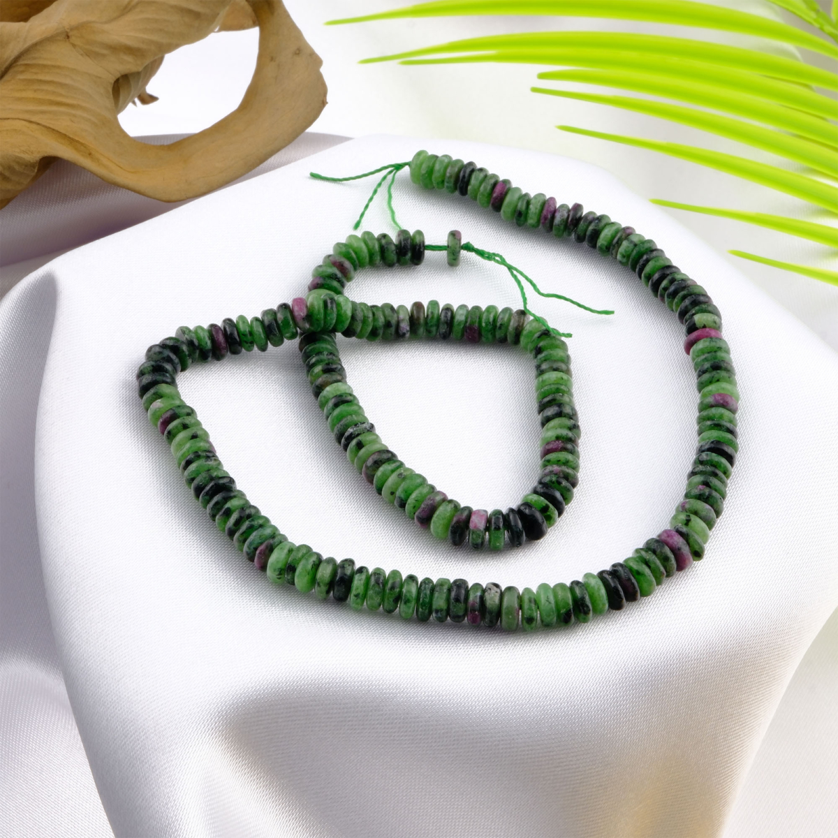 Rondel kesim Anyolit taşı, yeşil ve kırmızı tonlarının birleşimiyle canlılık, denge ve içsel güç enerjisi yayan; takı ve enerji çalışmalarında tercih edilen toptan doğal taş dizi.