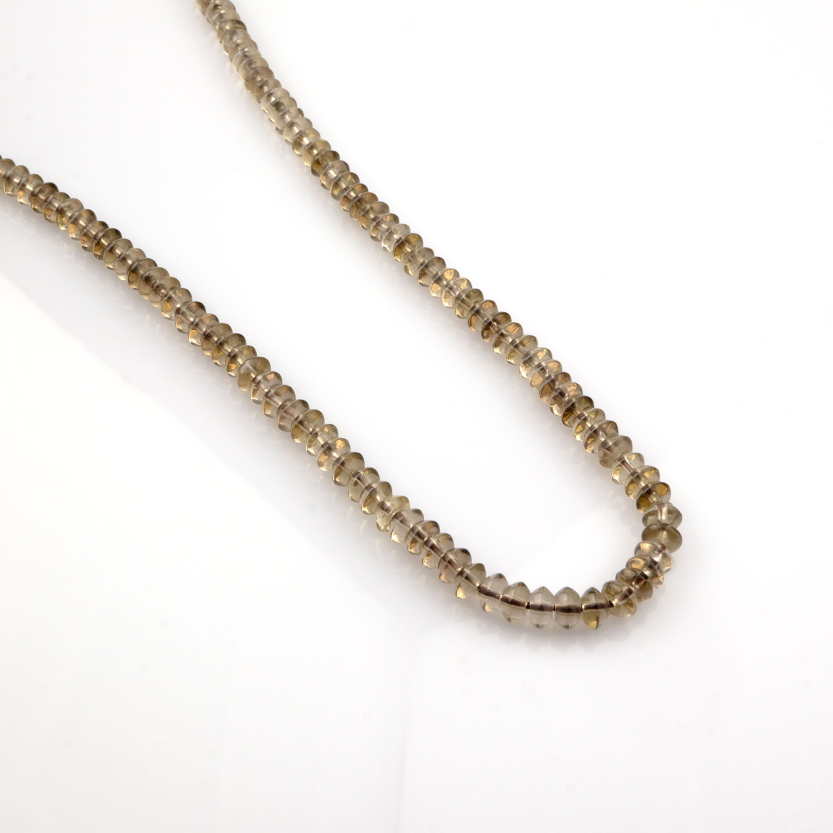 Dumanlı Kuvars rondel kesim doğal taş dizi – topraklayıcı enerjisiyle denge sağlayan, zarif formda hazırlanmış toptan doğal taş dizi.