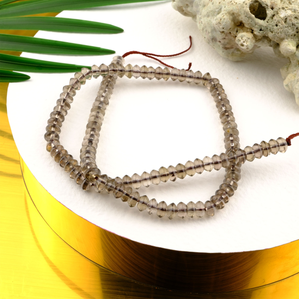 Dumanlı Kuvars rondel kesim doğal taş dizi – topraklayıcı enerjisiyle denge sağlayan, zarif formda hazırlanmış toptan doğal taş dizi.