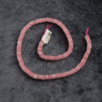 Rondel kesim Pembe Kuvars taşı, aşkın, huzurun ve kalp enerjisinin sembolü olarak takı yapımında tercih edilen, şeffaf pembe tonlarında parlayan toptan doğal taş dizi.