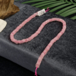 Rondel kesim Pembe Kuvars taşı, aşkın, huzurun ve kalp enerjisinin sembolü olarak takı yapımında tercih edilen, şeffaf pembe tonlarında parlayan toptan doğal taş dizi.