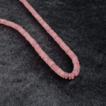 Rondel kesim Pembe Kuvars taşı, aşkın, huzurun ve kalp enerjisinin sembolü olarak takı yapımında tercih edilen, şeffaf pembe tonlarında parlayan toptan doğal taş dizi.