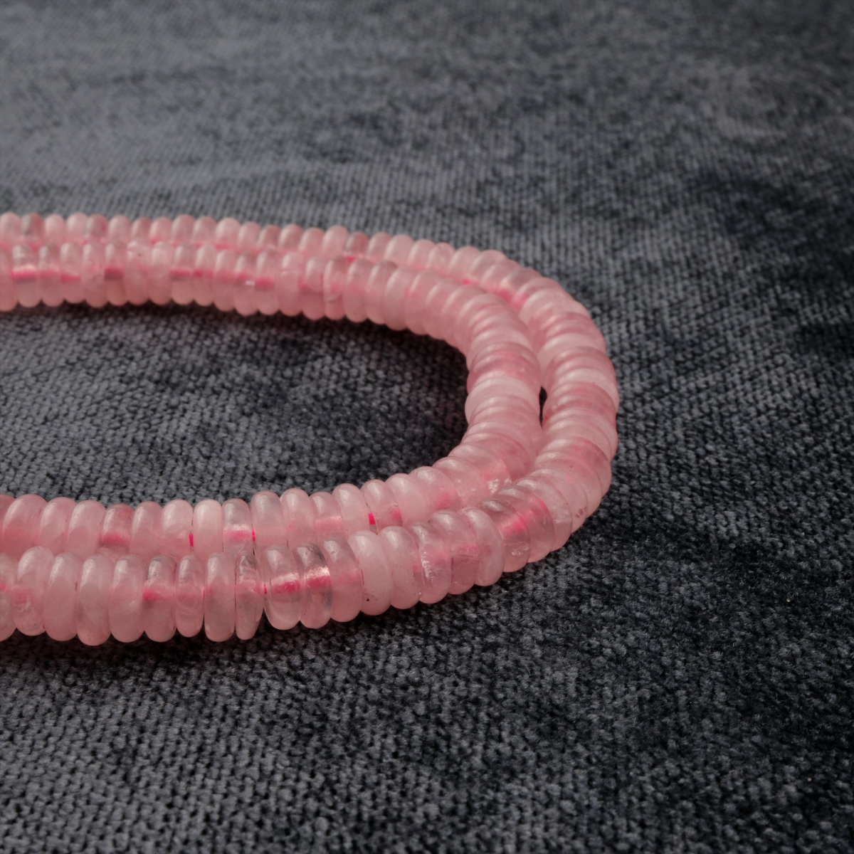 Rondel kesim Pembe Kuvars taşı, aşkın, huzurun ve kalp enerjisinin sembolü olarak takı yapımında tercih edilen, şeffaf pembe tonlarında parlayan toptan doğal taş dizi.