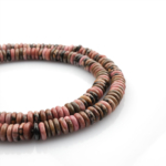 Rondel kesim Rodonit taşı, pembe ve siyah tonlarıyla sevgi, şefkat ve denge enerjisini temsil eden; bileklik, kolye ve tesbih tasarımlarında kullanılan toptan doğal taş dizi.