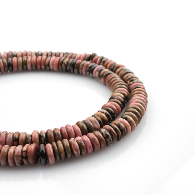 Rondel kesim Rodonit taşı, pembe ve siyah tonlarıyla sevgi, şefkat ve denge enerjisini temsil eden; bileklik, kolye ve tesbih tasarımlarında kullanılan toptan doğal taş dizi.