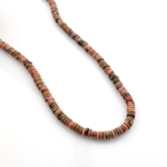 Rondel kesim Rodonit taşı, pembe ve siyah tonlarıyla sevgi, şefkat ve denge enerjisini temsil eden; bileklik, kolye ve tesbih tasarımlarında kullanılan toptan doğal taş dizi.