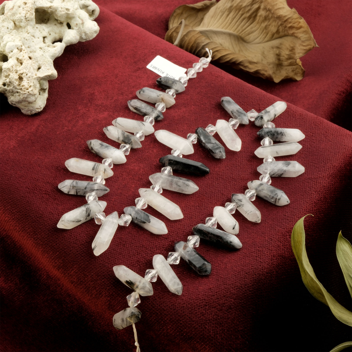 Rutil Kuvars toptan doğal taş dizi – içindeki altın iğne desenleriyle enerji, bolluk ve farkındalık sağlayan güçlü şifa taşı.