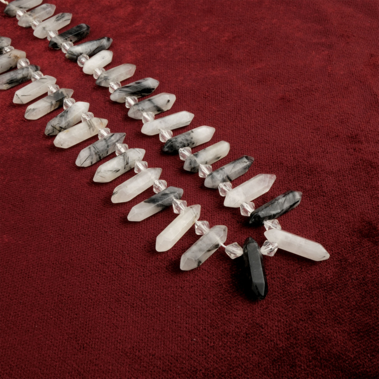 Rutil Kuvars toptan doğal taş dizi – içindeki altın iğne desenleriyle enerji, bolluk ve farkındalık sağlayan güçlü şifa taşı.