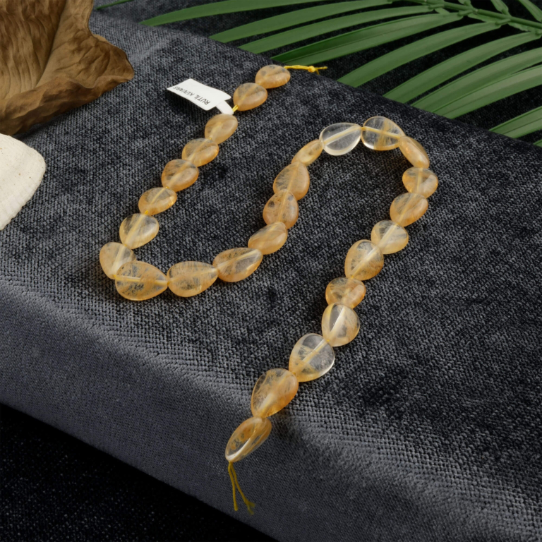 Rutil Kuvars doğal taş dizi – içindeki altın iğne görünümlü rutil lifleriyle enerji akışını hızlandıran, canlılık ve farkındalık sağlayan toptan doğal taş dizi.