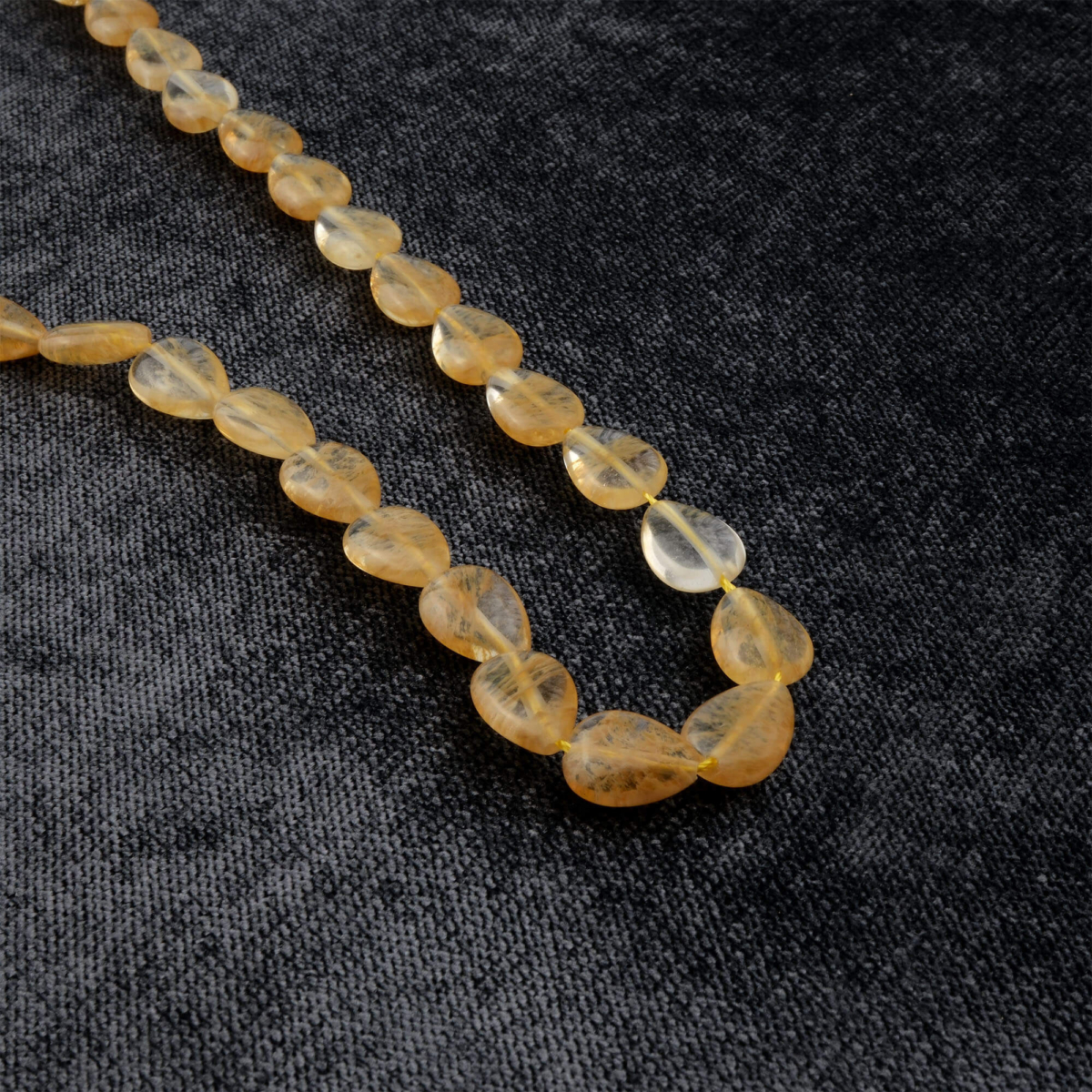 Rutil Kuvars doğal taş dizi – içindeki altın iğne görünümlü rutil lifleriyle enerji akışını hızlandıran, canlılık ve farkındalık sağlayan toptan doğal taş dizi.