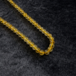 Sarı Rutil Kuvars doğal taş dizi 8mm – ışığı yansıtan altın damarlarıyla zihin açıklığı, bolluk ve enerji dengeleme sağlayan toptan doğal taş dizi