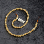 Sitrin taşı, altın sarısı parıltısıyla canlılık, bolluk ve mutluluk enerjisi yayan, pozitif titreşimiyle bilinen toptan doğal taş dizi olarak takı tasarımlarında sıkça tercih edilir.