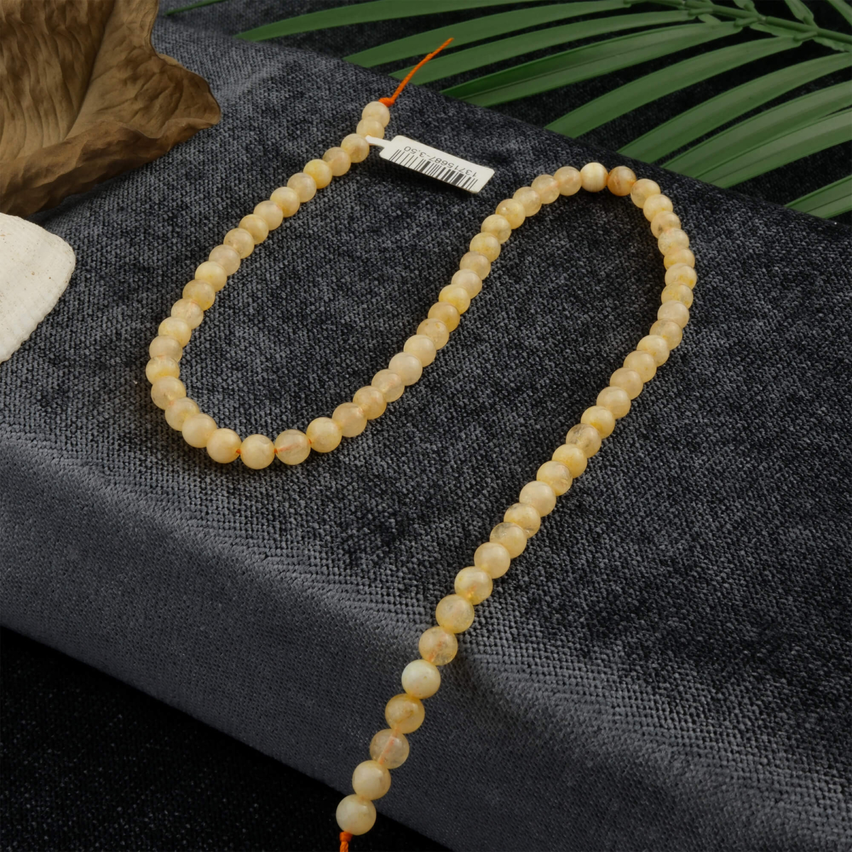 Sitrin taşı, altın sarısı parıltısıyla canlılık, bolluk ve mutluluk enerjisi yayan, pozitif titreşimiyle bilinen toptan doğal taş dizi olarak takı tasarımlarında sıkça tercih edilir.