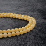 Sitrin taşı, altın sarısı parıltısıyla canlılık, bolluk ve mutluluk enerjisi yayan, pozitif titreşimiyle bilinen toptan doğal taş dizi olarak takı tasarımlarında sıkça tercih edilir.