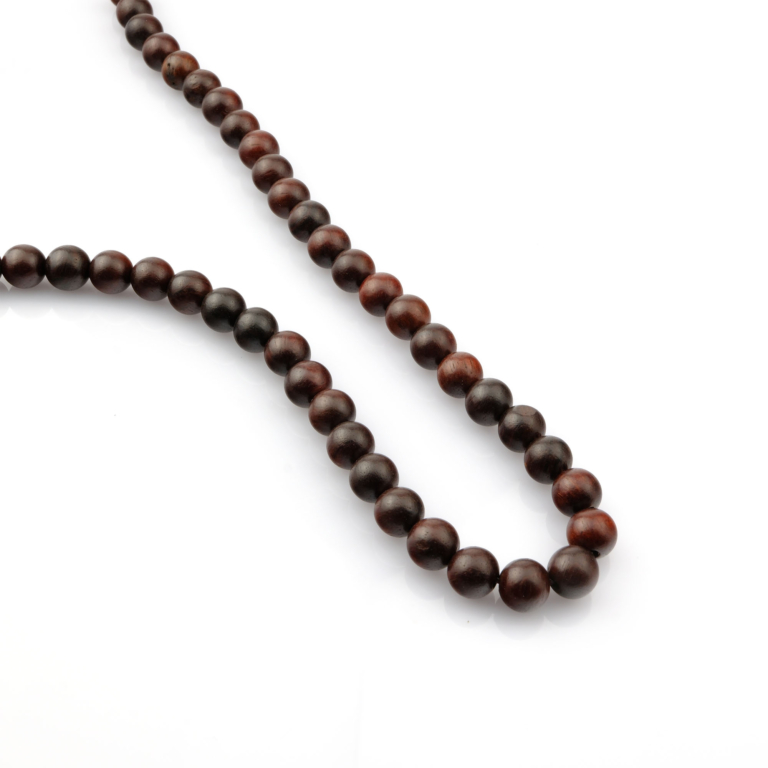 Siyah ağaç taşı, doğanın gücünü yansıtan koyu tonlarıyla denge, koruma ve topraklama enerjisi sunan, şık görünümlü toptan doğal taş dizi olarak takı üretiminde tercih edilir.