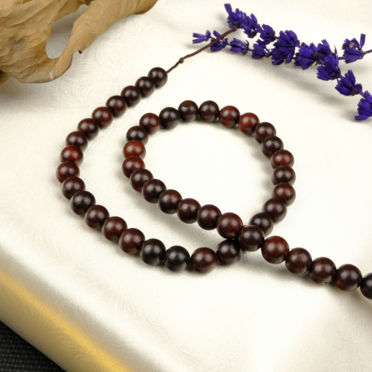 Siyah ağaç taşı, doğanın gücünü yansıtan koyu tonlarıyla denge, koruma ve topraklama enerjisi sunan, şık görünümlü toptan doğal taş dizi olarak takı üretiminde tercih edilir.