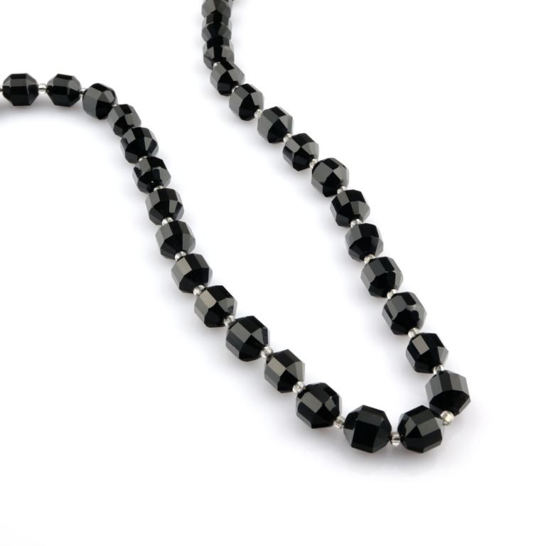 Siyah Akik doğal taş dizi – güçlü koruma enerjisi, topraklayıcı etkisi ve zarif görünümüyle ön plana çıkan toptan doğal taş dizi.