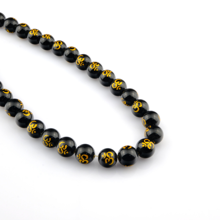 Siyah Feng Shui doğal taş dizi 12mm – koruyucu enerjisiyle negatif titreşimleri uzaklaştıran, denge ve güç hissi veren toptan doğal taş dizi.