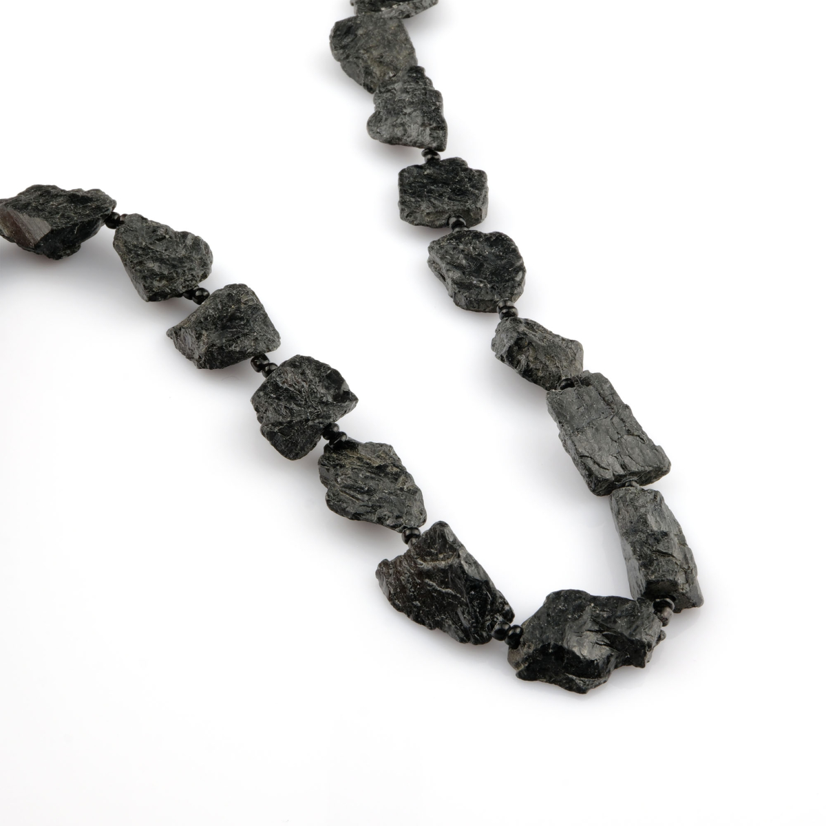 Siyah Turmalin doğal taş dizi – negatif enerjiden koruyan güçlü yapısıyla denge ve güven veren toptan doğal taş dizi.