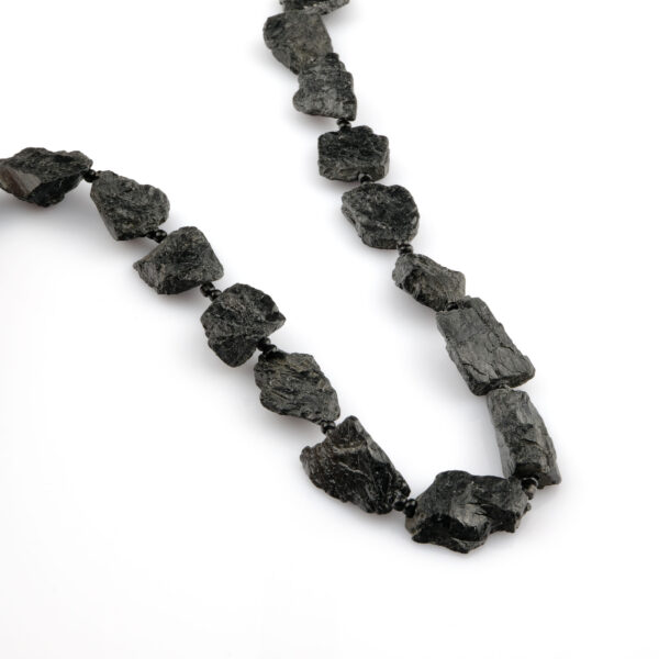 Siyah Turmalin doğal taş dizi – negatif enerjiden koruyan güçlü yapısıyla denge ve güven veren toptan doğal taş dizi.
