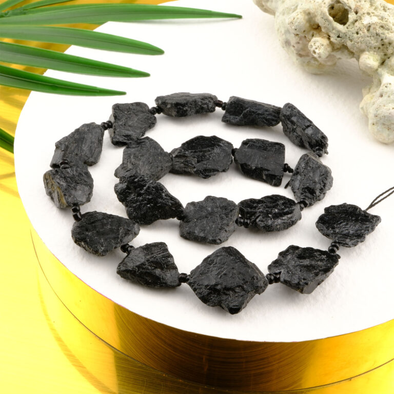 Siyah Turmalin doğal taş dizi – negatif enerjiden koruyan güçlü yapısıyla denge ve güven veren toptan doğal taş dizi.