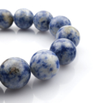 Sodalit toptan doğal taş dizi 14mm – lacivert tonlarıyla sezgi, iç huzur ve zihinsel berraklık enerjisi yayan zarif doğal taş modeli.