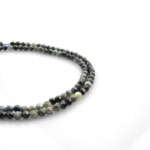 Sodalit doğal taş dizi 4mm – lacivert ve beyaz damarlarıyla zihin açıklığı, huzur ve sezgi dengesi sağlayan toptan doğal taş dizi.