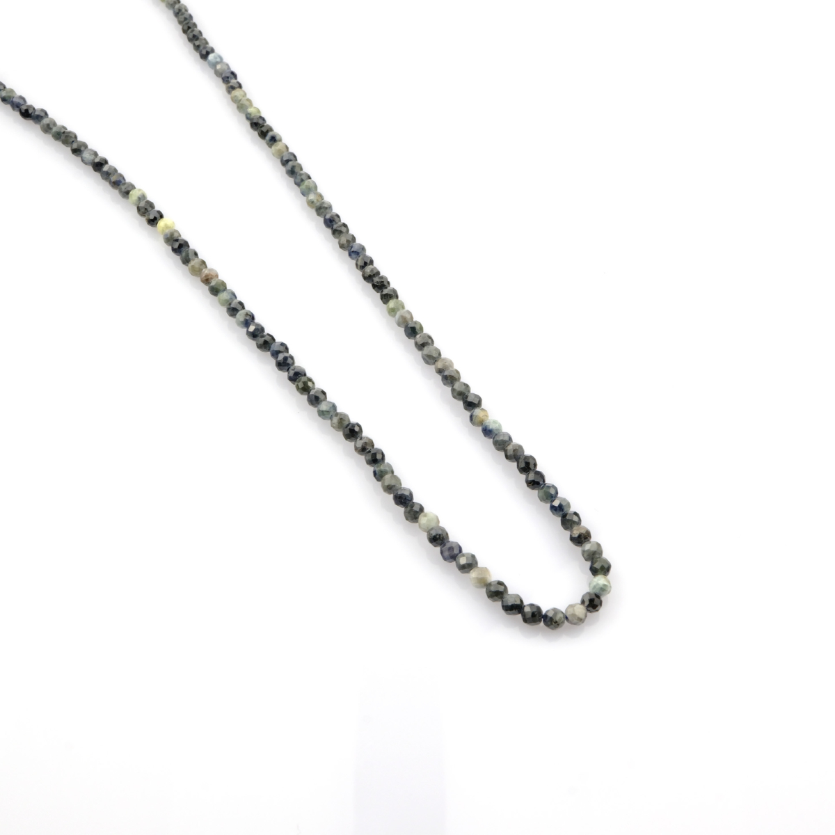 Sodalit doğal taş dizi 4mm – lacivert ve beyaz damarlarıyla zihin açıklığı, huzur ve sezgi dengesi sağlayan toptan doğal taş dizi.