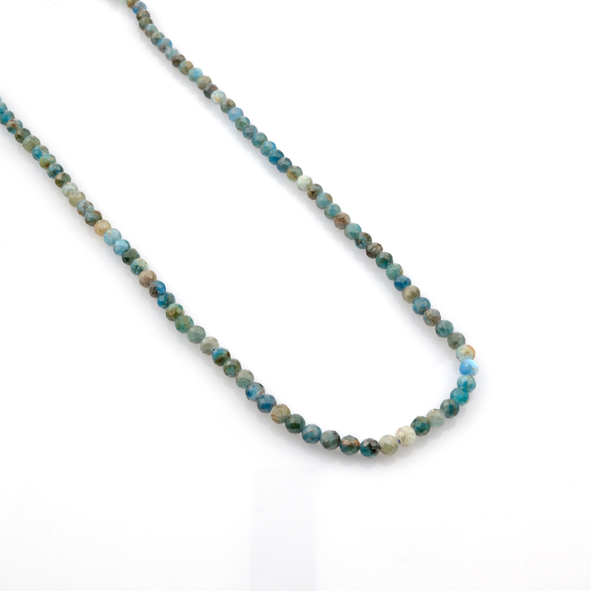 Sodalit doğal taş dizi 4mm – lacivert ve beyaz damarlarıyla zihin açıklığı, huzur ve sezgi dengesi sağlayan toptan doğal taş dizi.