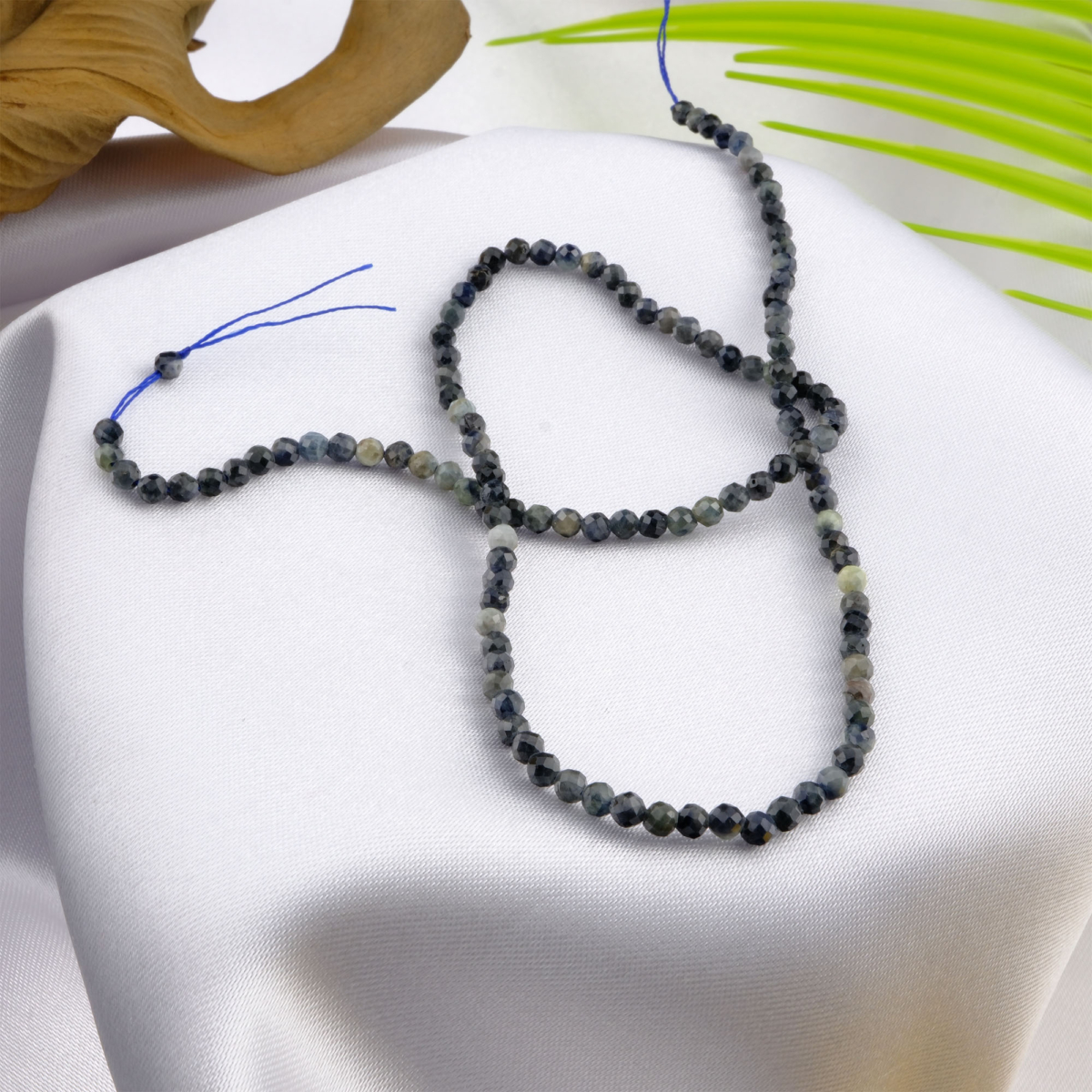 Sodalit doğal taş dizi 4mm – lacivert ve beyaz damarlarıyla zihin açıklığı, huzur ve sezgi dengesi sağlayan toptan doğal taş dizi.