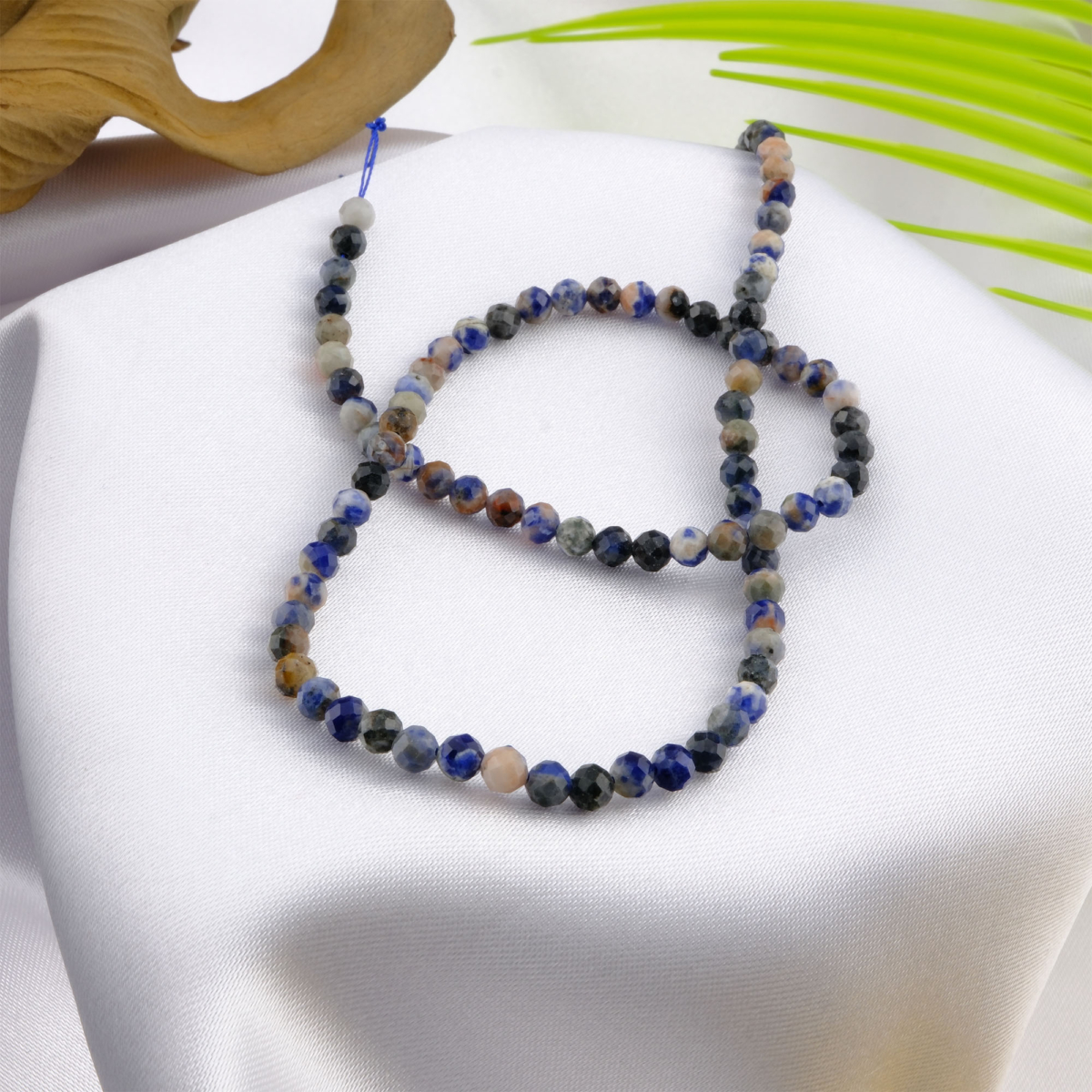 Sodalit doğal taş dizi 4mm – lacivert ve beyaz tonlarıyla zihinsel netliği artıran, iç huzur sağlayan toptan doğal taş dizi.