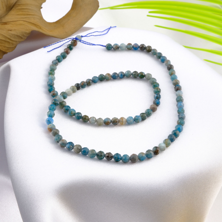 Sodalit doğal taş dizi 4mm – lacivert ve beyaz damarlarıyla zihin açıklığı, huzur ve sezgi dengesi sağlayan toptan doğal taş dizi.