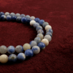 Sodalit doğal taş dizi 6mm – lacivert tonlarıyla zihin açıklığı, denge ve sezgisel farkındalık enerjisini yayan, güçlü görünümlü toptan doğal taş dizi.